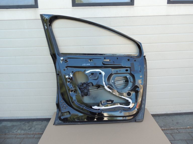 Peugeot 3008 priekšējās kreisās durvis 9002ar KTV – BLACK PEARL PAINT defekts