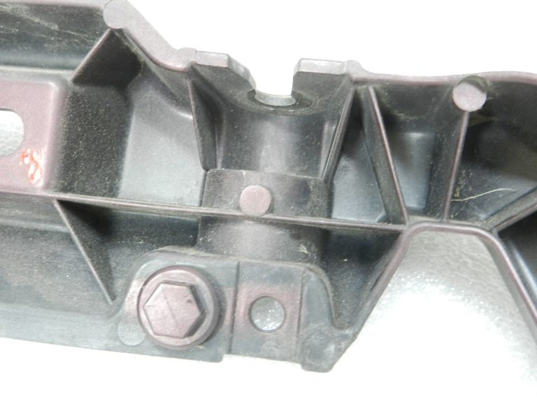 Renault Grand Scenic III Priekšējā kreisā dubļusarga nesēja kronšteins 631236764R