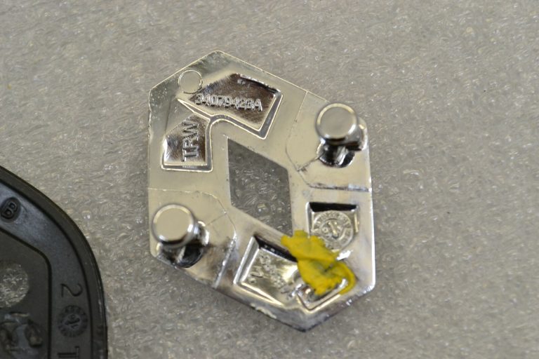 Renault Trafic III oriģinālais stūres rata gaisa spilvena centra logo 34079423A 34149024X