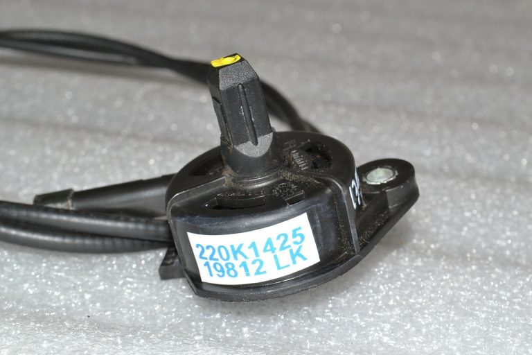 Renault Trafic III motora pārsega vilkšanas trose 656203754R