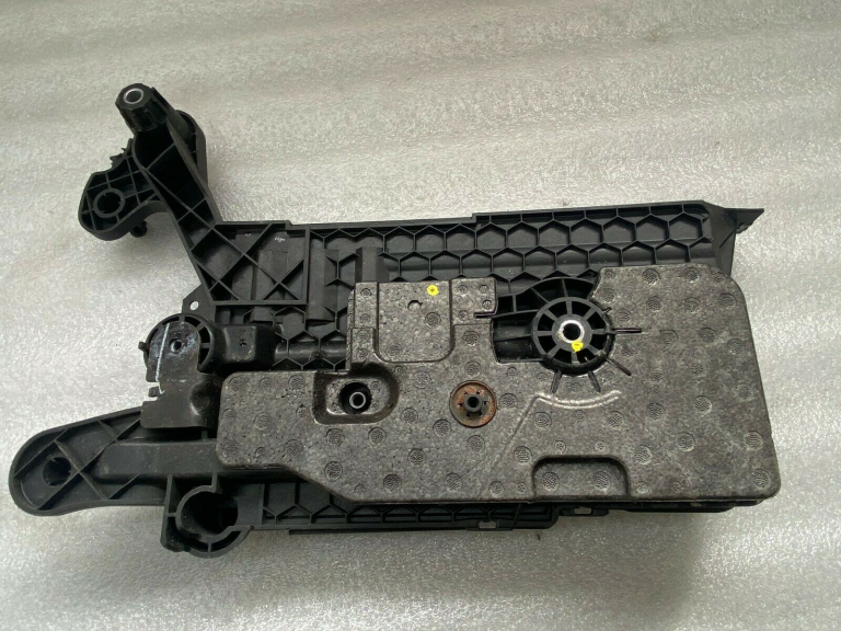 Skoda Superb III B8 3V akumulatora turētājs akumulatora konsole 5Q0915331K