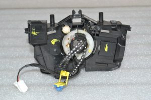 Renault Trafic III slīdēšanas gredzena stūres slēdzenes kronšteins 255679704R 8201168027