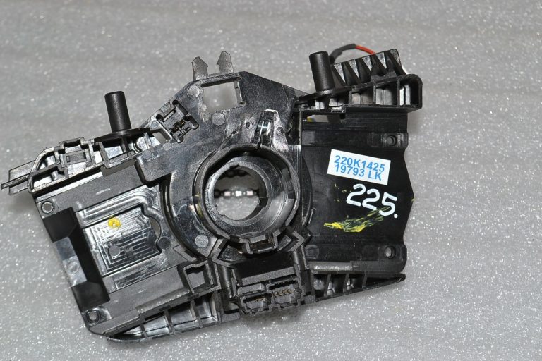 Renault Trafic III slīdēšanas gredzena stūres slēdzenes kronšteins 255679704R 8201168027
