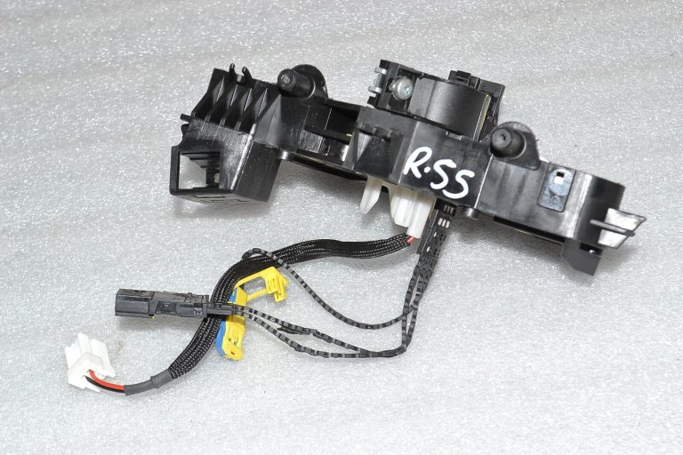Renault Trafic III slīdēšanas gredzena stūres slēdzenes kronšteins 255679704R 8201168027