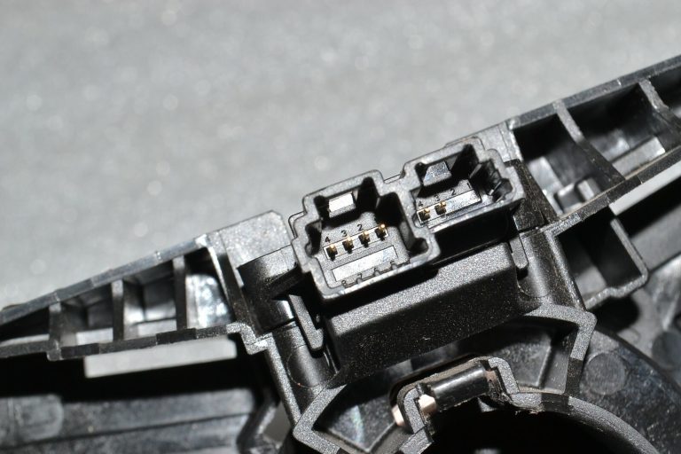 Renault Trafic III slīdēšanas gredzena stūres slēdzenes kronšteins 255679704R 8201168027