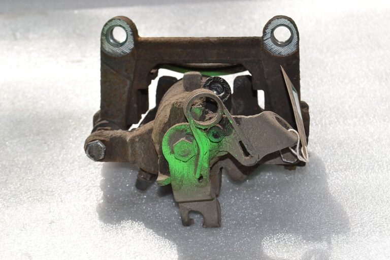 Renault Trafic III Opel Vivaro B Aizmugurējais bremžu suports kreisais 7701056166 7701050917