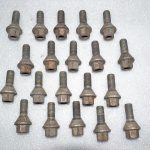 20x Renault Trafic III Opel Vivaro B oriģinālo riteņu skrūvju komplekts 7703003006