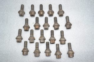 20x Renault Trafic III Opel Vivaro B oriģinālo riteņu skrūvju komplekts 7703003006