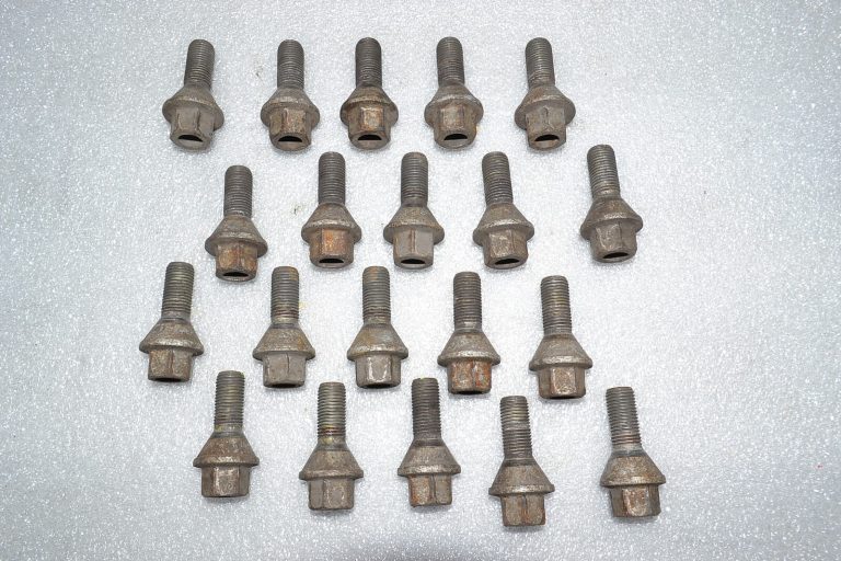 20x Renault Trafic III Opel Vivaro B oriģinālo riteņu skrūvju komplekts 7703003006