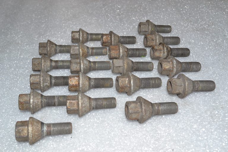 20x Renault Trafic III Opel Vivaro B oriģinālo riteņu skrūvju komplekts 7703003006