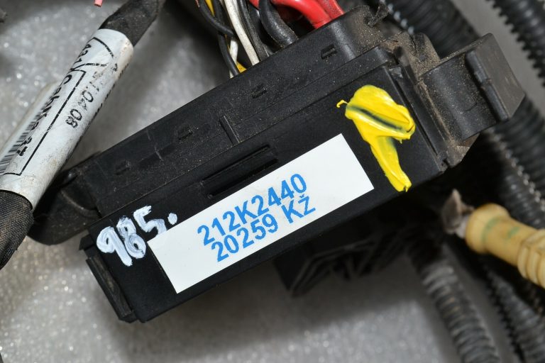 Renault Trafic II 2.5 dCi motora nodalījuma ABS u.c. vadu instalācija DEFEKTĪVA 8200653396 93859198