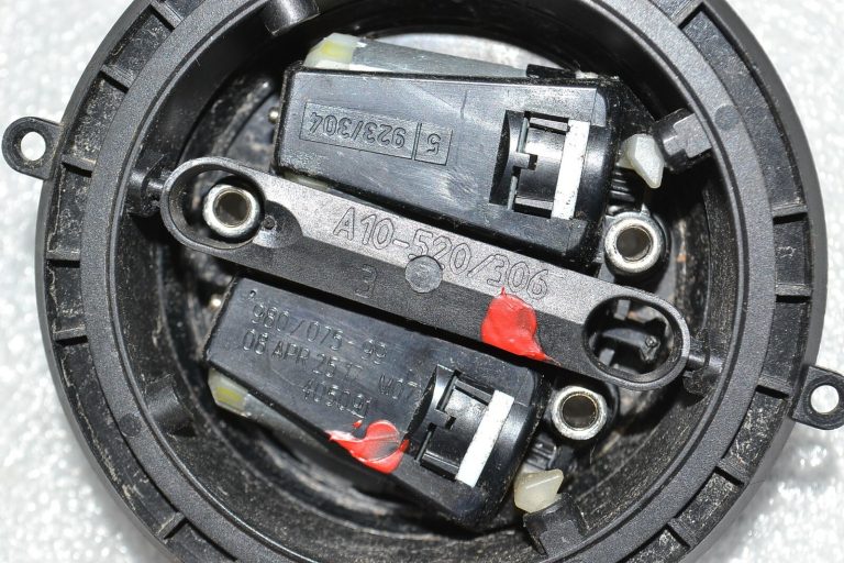 Renault Trafic II Vivaro A Ārējo spoguļu regulēšanas bloka servomotors 7701473245