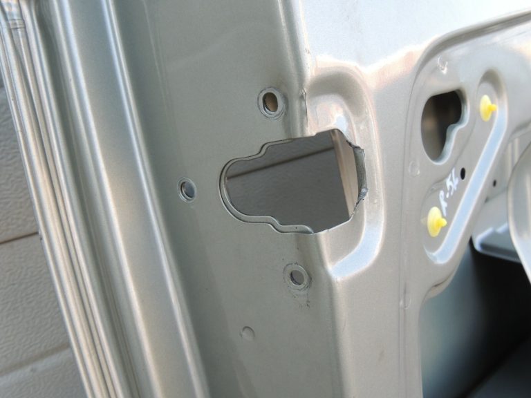 Renault Trafic II aizmugurējās kreisās durvis aizmugurējo durvju krāsa TEC66 Aizmugurējās durvis aizmugurējās kreisās durvis