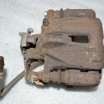 Oriģinālais Renault Trafic II aizmugurējais bremžu suports, labais 7701056165 7701050917