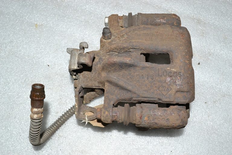 Oriģinālais Renault Trafic II aizmugurējais bremžu suports, labais 7701056165 7701050917