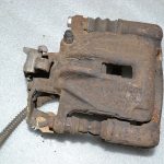 Oriģinālais Renault Trafic II aizmugurējais bremžu suports, labais 7701056165 7701050917