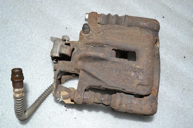 Oriģinālais Renault Trafic II aizmugurējais bremžu suports, labais 7701056165 7701050917