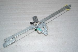 Renault Trafic II Opel Vivaro A Logu regulators priekšējais kreisais 7700311820