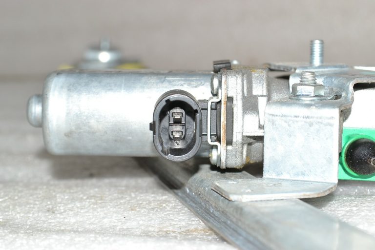 Renault Trafic II Opel Vivaro A Logu regulators priekšējais kreisais 7700311820
