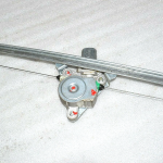 Renault Trafic II Opel Vivaro A Logu regulators priekšējais kreisais 7700311820
