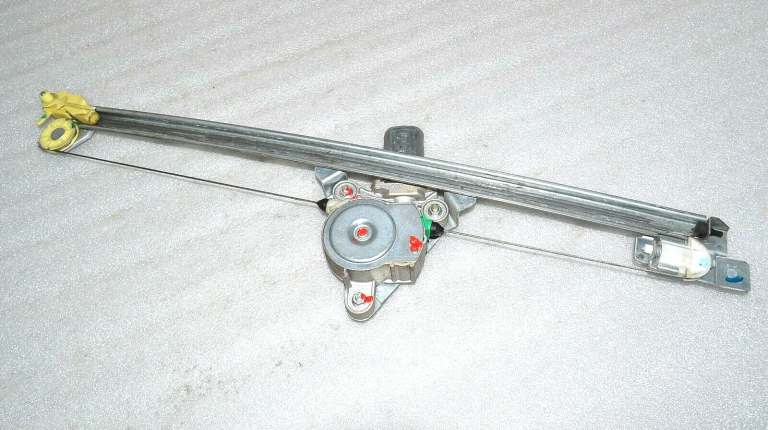 Renault Trafic II Opel Vivaro A Logu regulators priekšējais kreisais 7700311820