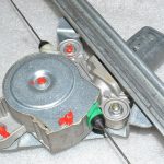 Renault Trafic II Opel Vivaro A Logu regulators priekšējais kreisais 7700311820