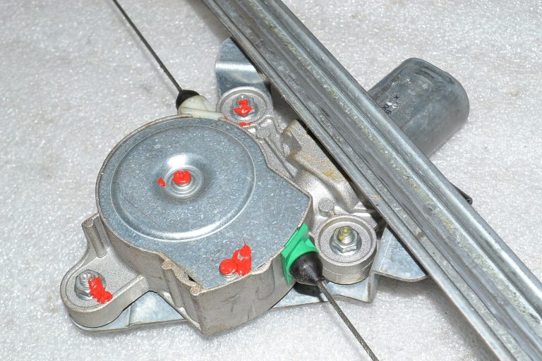 Renault Trafic II Opel Vivaro A Logu regulators priekšējais kreisais 7700311820