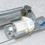 Renault Trafic II Opel Vivaro A Logu regulators priekšējais kreisais 7700311820