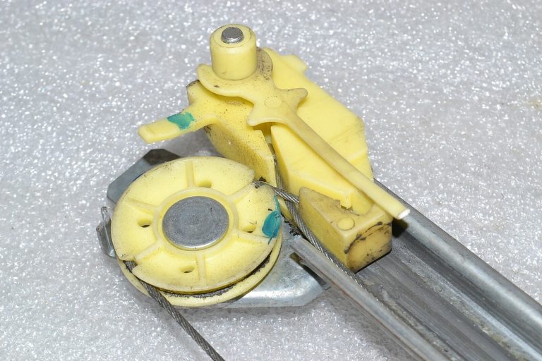 Renault Trafic II Opel Vivaro A Logu regulators priekšējais kreisais 7700311820