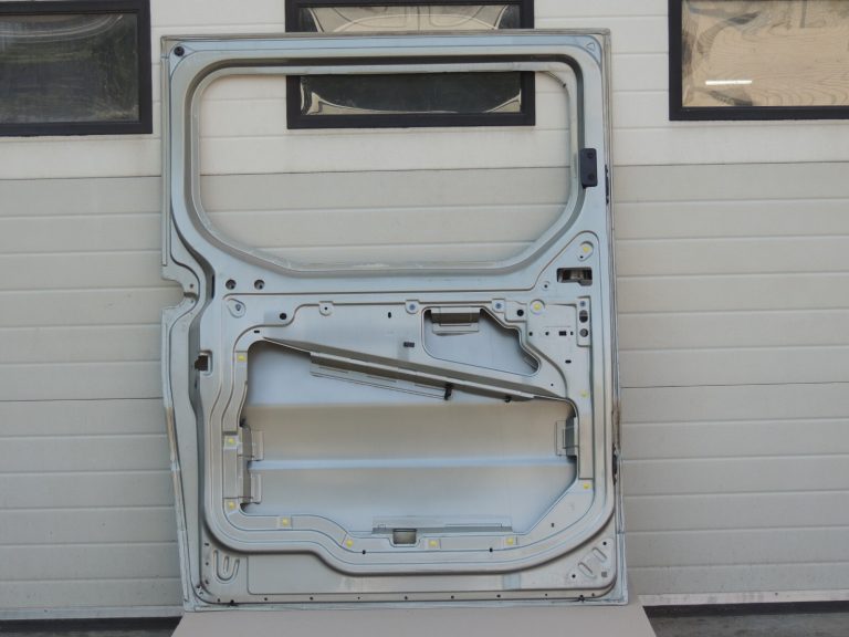 Renault trafic II aizmugurējās kreisās bīdāmās durvis 7751472218 TEC66