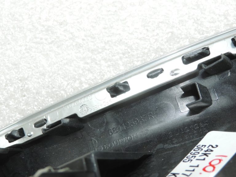 Oriģinālā Renault Espace 5 instrumentu paneļa apdare, vadītāja kreisajā pusē (HARM02)