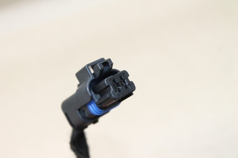 Renault Captur I aizmugurējā vāka numura zīmes apgaismojuma lukturu remonta instalācija 240503844R