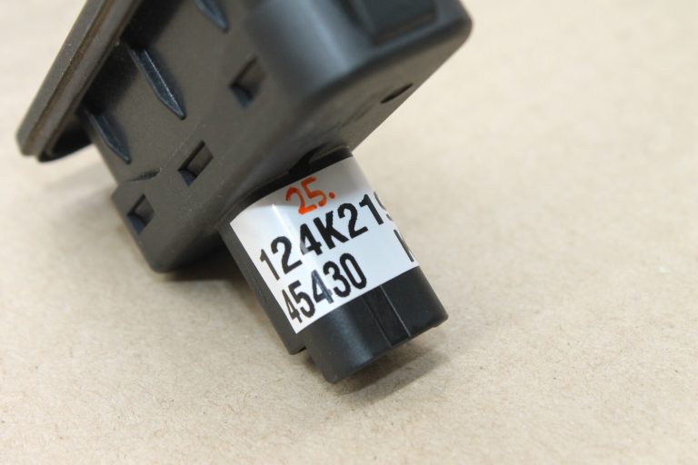 Oriģinālais Renault Captur I Clio III Megane III Zoe aizmugurējo durvju slēdzis 8200076256