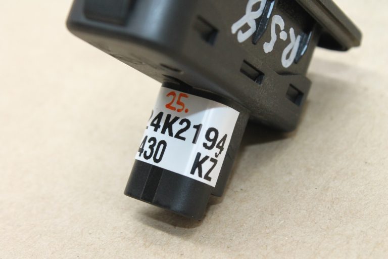 Oriģinālais Renault Captur I Clio III Megane III Zoe aizmugurējo durvju slēdzis 8200076256