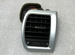 Skoda Fabia gaisa sprausla gaisa izplūdes atveres labā 5J0819702