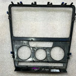 Skoda Octavia centrālās konsoles apdare ap radio paneli, instrumentu panelis 1z0858069