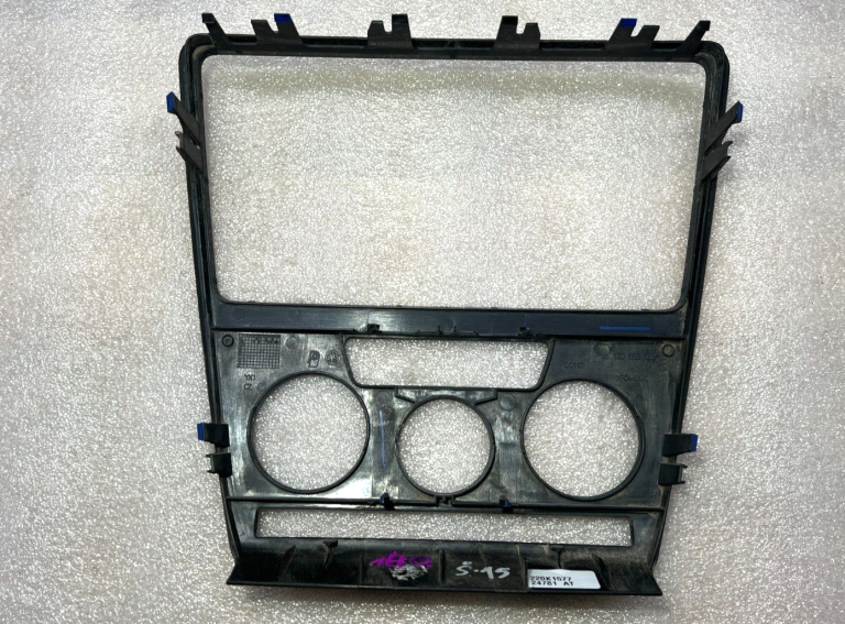 Skoda Octavia centrālās konsoles apdare ap radio paneli, instrumentu panelis 1z0858069