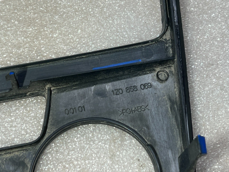 Skoda Octavia centrālās konsoles apdare ap radio paneli, instrumentu panelis 1z0858069