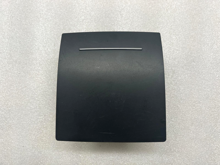 Skoda octavia aizmugurējā roku balsta nodalījums 1z0863284