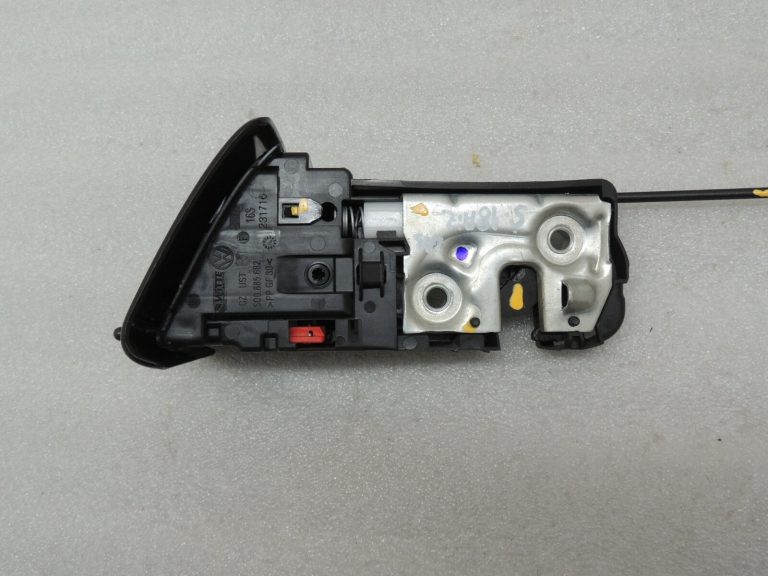 Škoda Superb III B8 3V Aizmugurējā labās puses atzveltnes slēdzene 5Q0885682