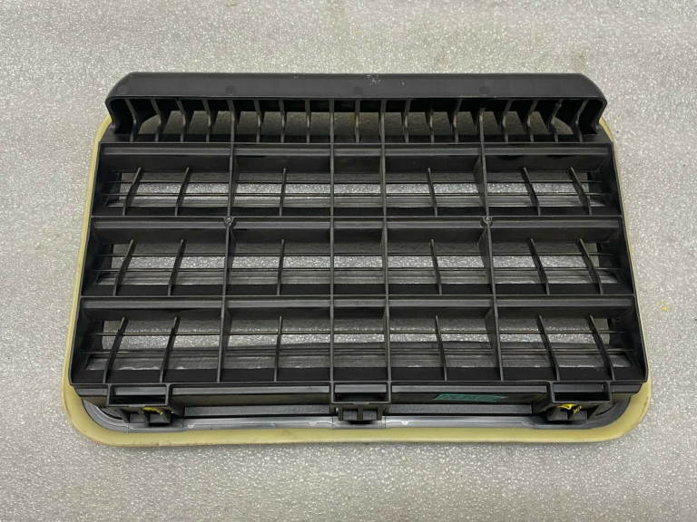 Škoda Superb III 3V aizmugurējā virsbūves ventilācijas restīte 7PP819181A
