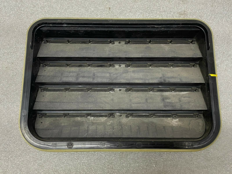Škoda Superb III 3V aizmugurējā virsbūves ventilācijas restīte 7PP819181A