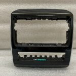 Skoda Superb III B8 3V Interjera aizmugurējā centrālās konsoles paneļa malas bloks