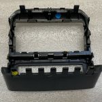 Skoda Superb III B8 3V Interjera aizmugurējā centrālās konsoles paneļa malas bloks