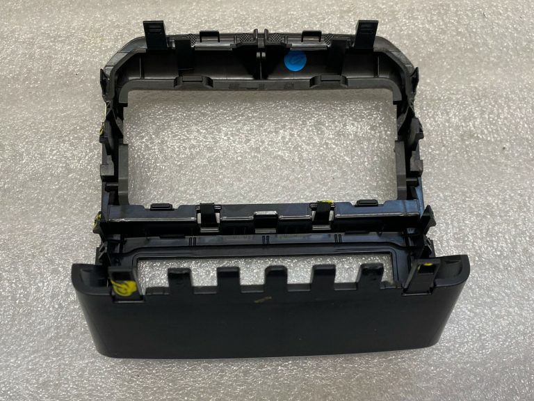 Skoda Superb III B8 3V Interjera aizmugurējā centrālās konsoles paneļa malas bloks
