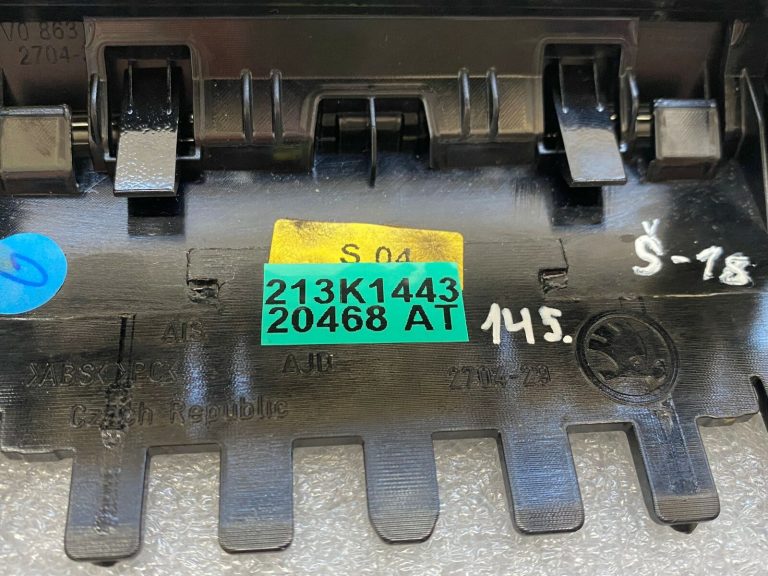 Skoda Superb III B8 3V Interjera aizmugurējā centrālās konsoles paneļa malas bloks