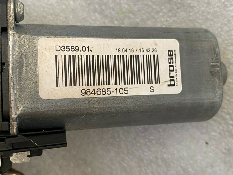 Škoda Superb III B8 3V priekšējā kreisā sēdekļa piedziņa 984685105