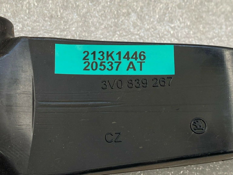 Škoda Superb III B8 3V Durvju bremžu aizbīdņa eņģe labā aizmugurējā 3V9833052