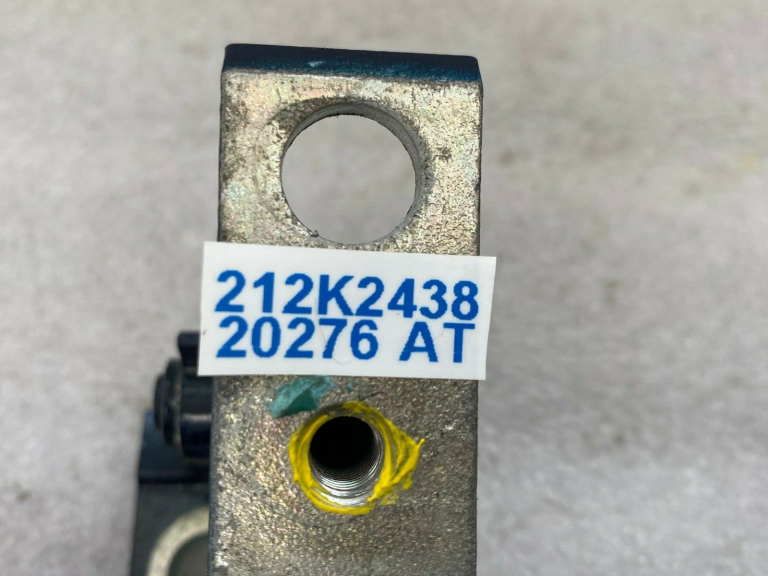 Škoda Superb III B8 3V kreisās aizmugurējās durvju eņģes 8x0831403e
