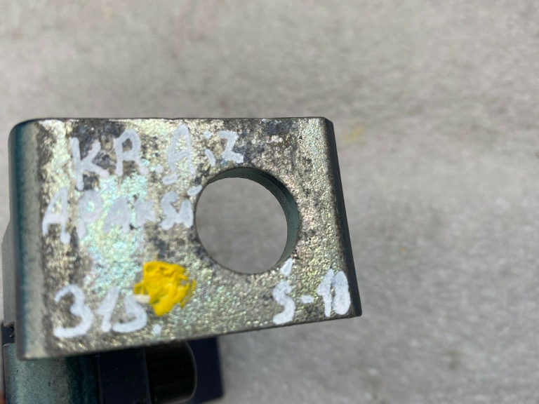 Škoda Superb III B8 3V kreisās aizmugurējās durvju eņģes 8x0831403e